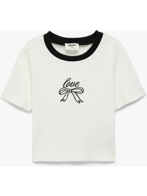 Koton Pamuklu Kısa Kollu Bisiklet Yaka Fiyonk  Nakış Detaylı Tişört