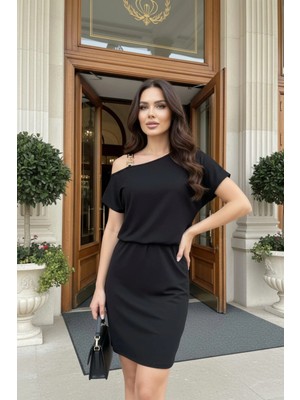 Mossta Zincir Askı Detaylı Kayık Yaka Mini Krep Elbise - Siyah