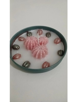 Doğal Zarafetin Işığı: Pastel Tonlarda Çiçek Tasarımlı Mum