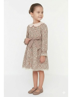 Trend Bebe Butik Kız Çocuk Bej Çiçekli Elbise – Fırfırlı Yaka ve Belden Bağlamalı Tasarım
