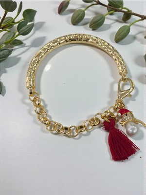 Sibelya Aksesuar Altın Renk Zincir Detaylı Kırmızı Püsküllü Inci Charm Kadın Bileklik