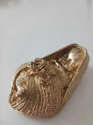 Doğal Zarif Tasarım: Altın Renkli Güllü Kundaklı Bebek Biblosu