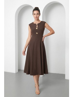 Lafaba Kadın Kahverengi Bisiklet Yaka Gold Aksesuar Detaylı Midi Davet Elbisesi