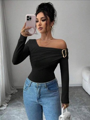 Esila Moda Kadın Siyah Tek Omuz Aksesuar Detay Bluz