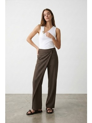 Quzu Kruvaze Kapamalı Çizgili Pantolon Kahverengi