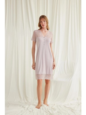 Beruflic Angel Yakası Kolu Omzu ve Etek Ağzı Dantelli Önü Düğmeli Gecelik