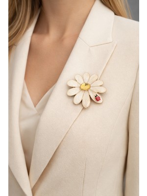 Herşey Nota Beyaz Papatya Figürlü Taşlı Metal Broş – Gold Ton Uğur Böceği Detaylı Tasarım