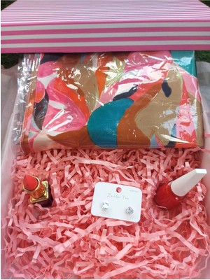 Kadın Hediye Kutusu Canlı Tropik Enerji