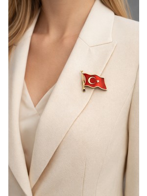 Herşey Nota Türk Bayrağı Figürlü Metal Broş – Kırmızı Gold Detaylı Tasarım