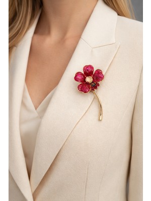 Herşey Nota Fuşya Çiçek Figürlü Gold Metal Broş – Canlı Renkli Zarif Tasarım