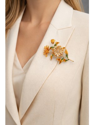 Herşey Nota Gold Vintage Çiçek Figürlü Metal Broş – Yeşil Yaprak Detaylı Zarif Tasarım