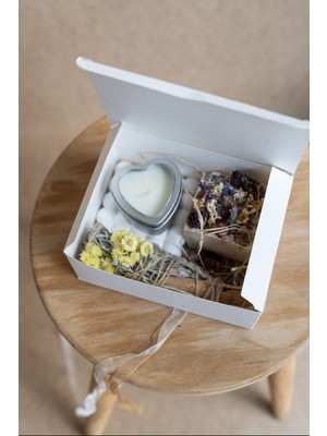 Kalp Metal Kutulu Soya Mum & Çiçekli Sabun Hediye Seti