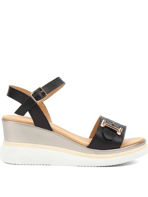 Celal Gültekin Kadın Siyah Tokalı Dolgu Topuklu Deri Sandalet