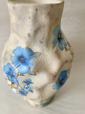 El Boyaması Dekoratif Seramik Vazo 27 cm – Mavi Çiçekli Eskitme Dokulu Özel Tasarım
