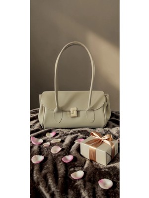 Amabel Jewelerys Kilis Büzgülü Toka Detaylı Kadın El ve Omuz Çantası Koyu Krem