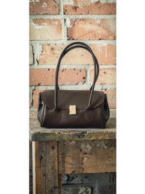 Amabel Jewelerys Kilis Büzgülü Toka Detaylı Kadın El ve Omuz Çantası Kahverengi