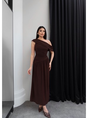 Esra Helvacı Madonna Yaka Bel Büzgülü Elbise