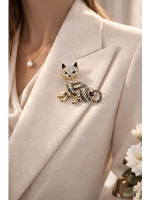Herşey Nota Taşlı Kedi Figürlü Gold Metal Broş – Işıltılı Desenli Tasarım