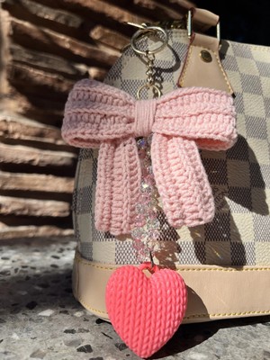 Maıson De Mode El Örgüsü Pembe Fiyonk ve Kalp Detaylı Kristal Boncuklu Çanta Charm