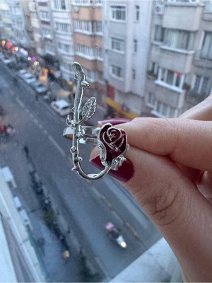 Herşey Nota Gotik Çiçek Gül Dikenli Detaylı Gotik Kırmızı Ayarlanabilir Kadın Yüzük
