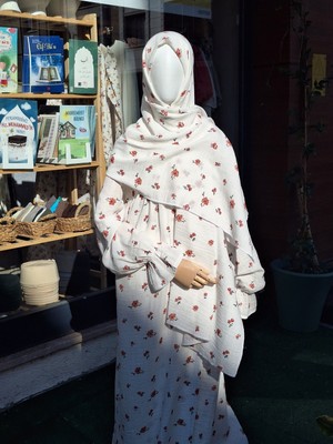 Nurul Kisve Müslin Namaz Elbisesi ve Başörtüsü Çiçekli