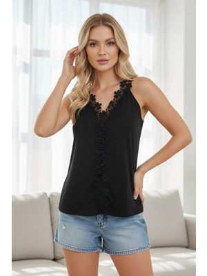 Mossta Dantel Detaylı V Yaka Askılı Sandy Bluz - Siyah