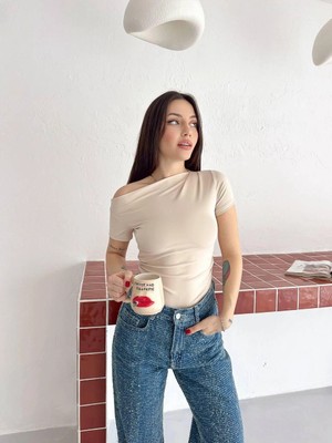 Esila Moda Kadın Bej Kısa Kollu Tek Omuz Bluz