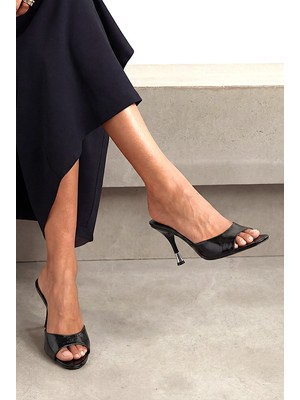 Gökhan Talay Serenya Esnek Yumuşak Kaymaz Taban (8 Cm) Siyah Rugan Gümüş Ökçe Detaylı Kadın Topuklu Terlik