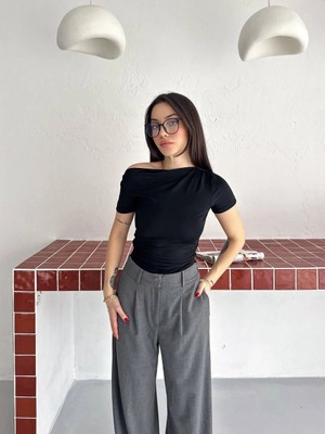 Esila Moda Kadın Siyah Kısa Kollu Tek Omuz Bluz