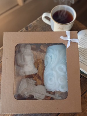 Doğal Sanatın Işığı: El Yapımı Tematik Tasarım Mum Biblo Seti