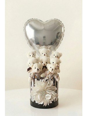 Livra Gift Premium Çizgili Kutuda 7’li Beyaz Peluş Ayıcık Buketi - Gümüş Kalp ve El Yapımı Süs - Kadınlar Günü