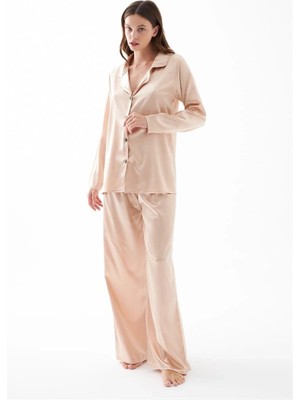 Kadın Bej Oversize Saten Pijama Takımı – Rahat Kesim Şık Ev Giyim Seti