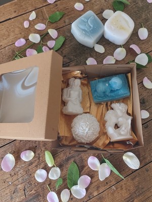 Doğal El Yapımı Mavi uyuyan bebek Kokulu Mum ve beyaz 3 Adet Biblo Seti