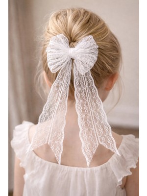 Nati Co Beyaz Dantel Fiyonk Lastik Toka – Uzun Kuyruklu Zarif Kız Çocuk Saç Aksesuarı ( 1 Adet )
