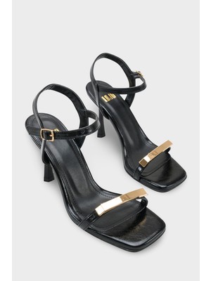 LOJO Kadın Küt Burun Altın Tokalı Bilekten Bağlamalı Günlük Topuklu Sandalet Bella Siyah