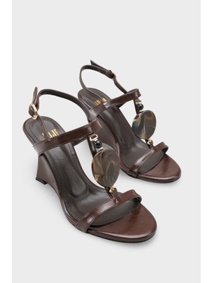 LOJO Kadın Oval Burun Tokalı Dolgu Topuklu Günlük Sandalet Neri Kahve