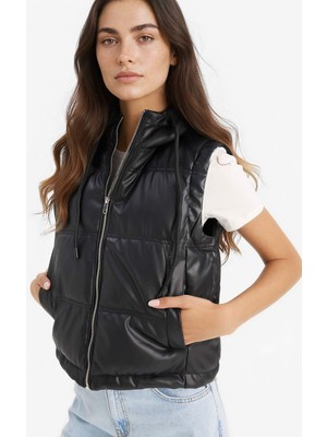 DeFacto Regular Fit Kapüşonlu Suni Deri Yelek E8589AX25AU