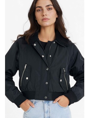 DeFacto Su Geçirmez Regular Fit Polo Yaka Crop Fermuarlı Mont E8699AX25AU