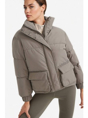 DeFacto Su İtici Oversize Fit Geniş Kalıp Dik Yaka Fermuarlı Çıtçıtlı Cepli Şişme Mont E9266AX25WN