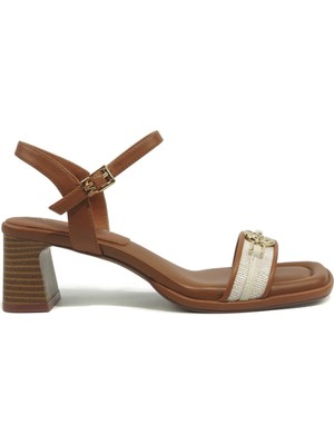 Nine West Kadınlar İçin Nadrınn2 6fx Bej Sandalet Tokalı Tasarım ve Kauçuk Taban ile Güvenli Adım