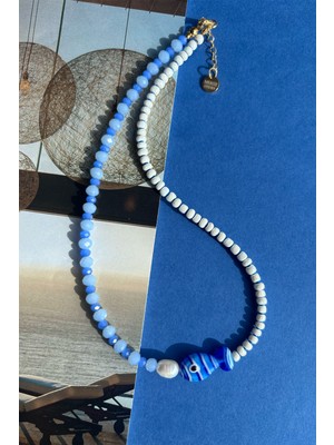 Merse Atelier Açık ve Koyu Mavi Kristal ve Beyaz Kum Boncuklu Incili Murano Balık Charmlı Kolye