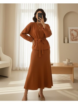 Modamorfo Kolu Katlamalı Beli Kemerli Yırtmaçlı Triko Takım  -Kiremit