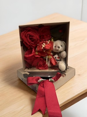 Florivya Design Sevgililer Günü Özel Güllü Hediye Kutusu – Ayıcık ve Yapay Çiçek Aranjmanlı Romantik Hediye Seti