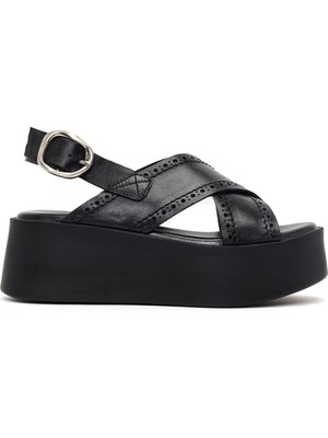 Derimod Kadın Siyah Bilekten Tokalı Platform Dolgu Topuklu Deri Sandalet 26SFD207518