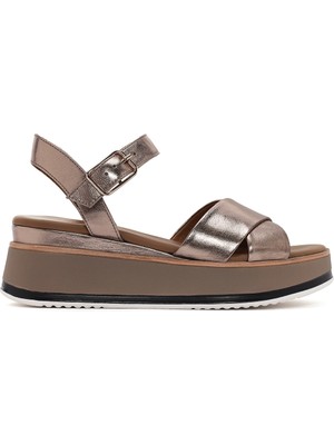 Derimod Kadın Bronz Bilekten Bağlamalı Kalın Tabanlı Metalik Deri Sandalet 26SFD550632