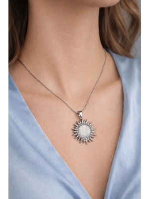 Xuping Kadın Gümüş Renk Metal Işlemeli Güneş Figürlü Sedef Görünümlü Çelik Kolye