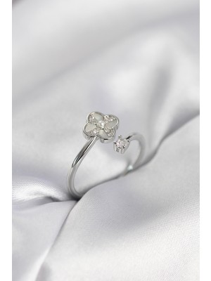 Gümüş Renk Zirkon Taşlı Yonca Model Kadın Yüzük - TJ-BYK4006