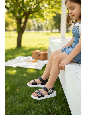 Enoch Kristal Taşlı Çiçek Aksesuarlı ve Renkli Taş Işlemeli Çocuk Sandalet