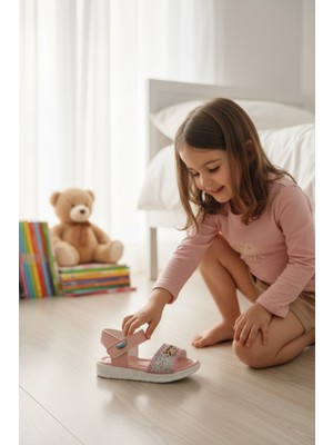 Enoch Noch Çapraz Bantlı ve Metal Aksesuarlı Şık Kız Çocuk Sandalet