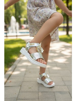 Enoch Metalik Parlak Dokulu Büyük Çiçek Aksesuarlı Kız Çocuk Sandalet